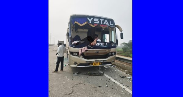 रामवन पथ गमन मार्ग पर बस-ट्रक की भिड़ंत