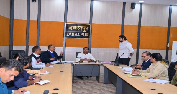 अमृत योजना के कार्यों की समीक्षा में नाराज दिखे निगमायुक्त