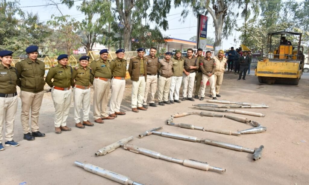 बुलेट बाइक के 120 साइलेंसर रोड रोलर से रौंदे