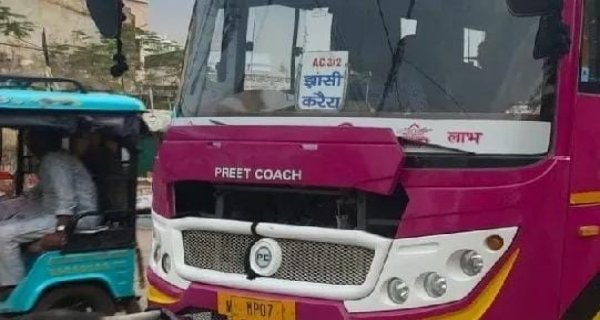 बस में छात्राओं को सीट न देने पर 2 स्टूडेंट के साथ मारपीट