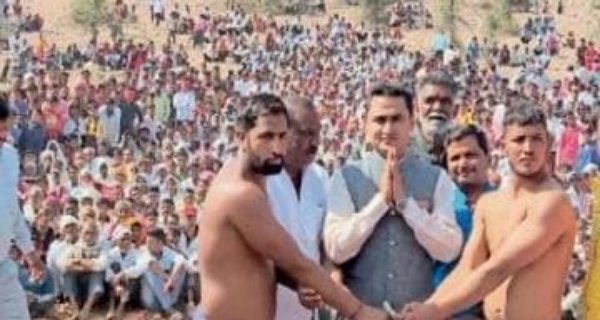 ग्वालियर व्यापार मेले में शुरू हुआ दंगल : पुरुष-महिला पहलवानों के अलग-अलग मुकाबले