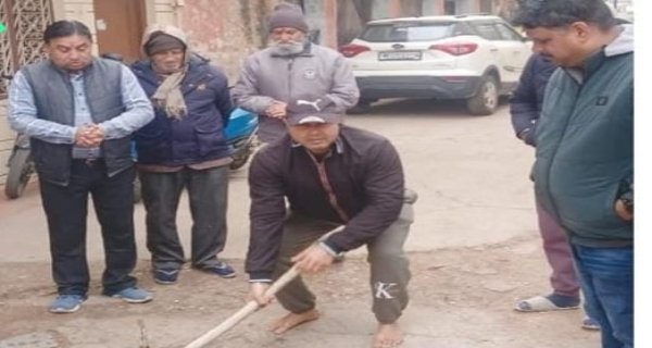 क्षेत्रवासियों के साथ एमआईसी सदस्य ने किया बजरंग कॉलोनी में रोड का भूमिपूजन