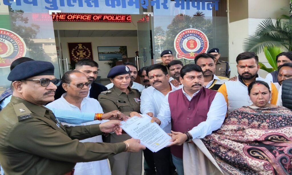 कांग्रेस का प्रदर्शन, गोमांस के विरोध में पुलिस कमिश्नर को सौंपा ज्ञापन, पीले चावल भेंट किए