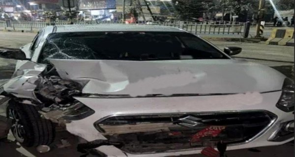 तेज रफ्तार कार ने उड़ाई एक्टिवा, 100 फीट तक घिसटते रहे युवक-युवती