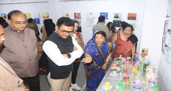 संभागायुक्त ने तीन दिवसीय कला प्रदर्शनी का किया शुभारंभ