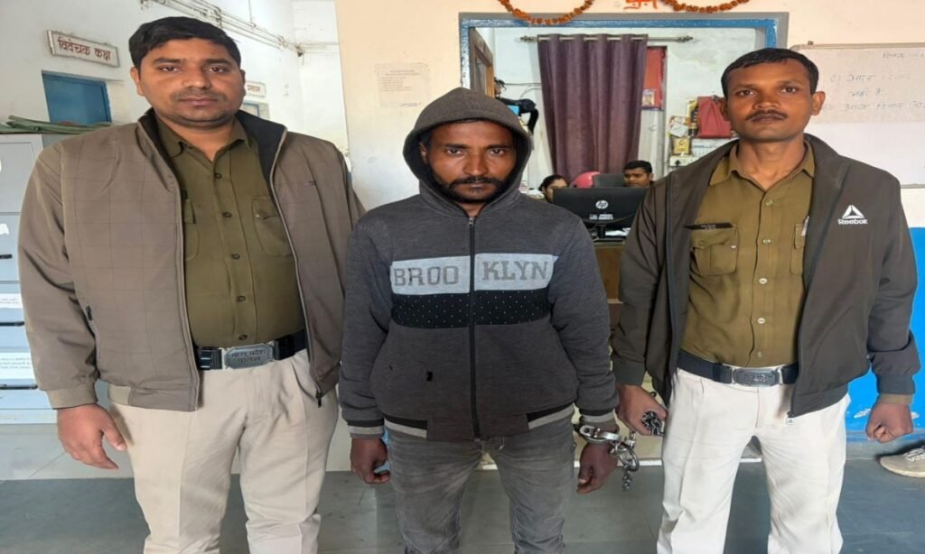 महिला से लूट का फरार आरोपी गिरफ्तार
