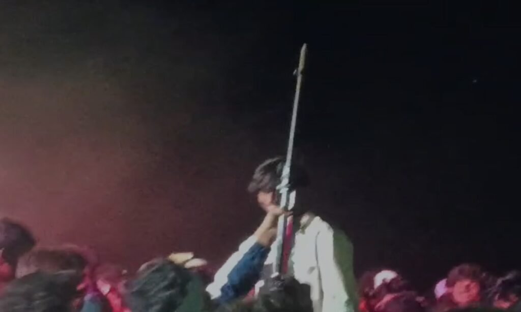 युवक ने की हर्ष फायरिंग, कंधे पर बैठा था मासूम, वीडियो वायरल होने से मचा हड़कंप