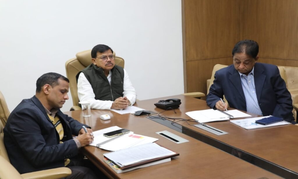 समाधान योजना के प्रभावी क्रियान्वयन पर ऊर्जा मंत्री तोमर ने कर्मचारी संगठनों से की चर्चा