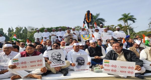 गांधी जी की पुण्यतिथि पर कांग्रेस कार्यकर्ताओं ने अर्पित की पुष्पांजलि, मिंटो हॉल में हुआ भजन गायन
