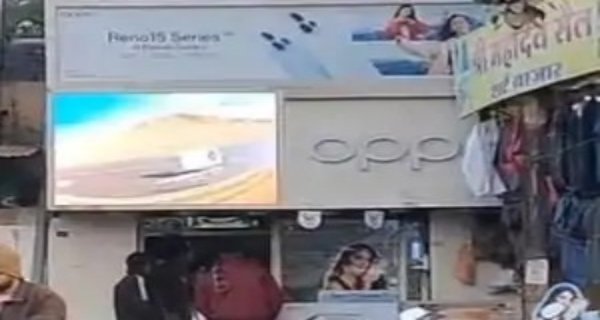 शिवपुरी में गाजियाबाद पुलिस का छापा, 3.50 लाख के फ्रॉड का लिंक मोबाइल दुकान से मिला