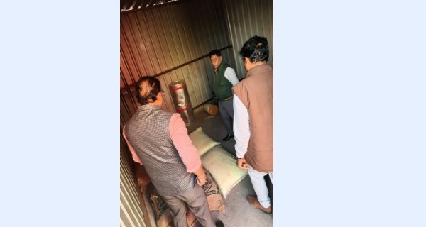 वैध पटाखा फैक्ट्री पर छापा, बड़ी मात्रा में विस्फोटक सामग्री जब्त