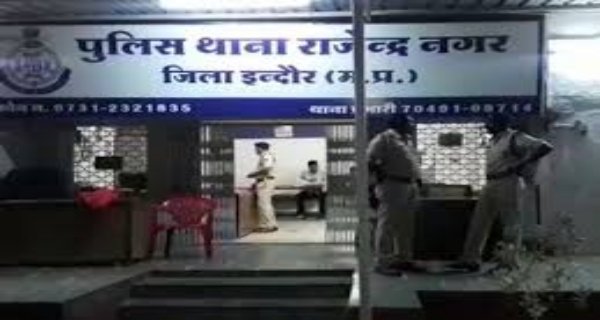 बोतल फेंक कर महिला को गालियां देकर दी जान से मारने की धमकी