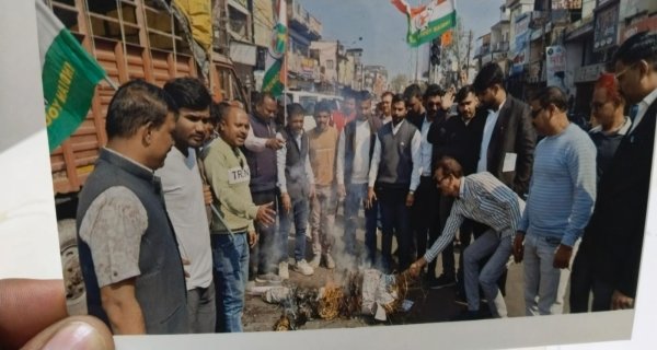 युवक कांग्रेस कैंट ने यूपी के मुख्यमंत्री का जलाया पुतला