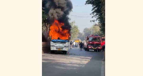 स्कूटी सवार को बस ने मारी टक्कर, आग लगने से बस जलकर खाक