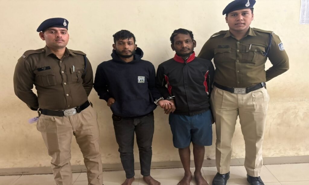 दो तड़ीपार कुख्यात बदमाशों को शहर में घूमते पकड़ा