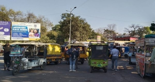 रेलवे स्टेशन के बाहर ऑटो और ई-रिक्शा चालकों की मनमानी