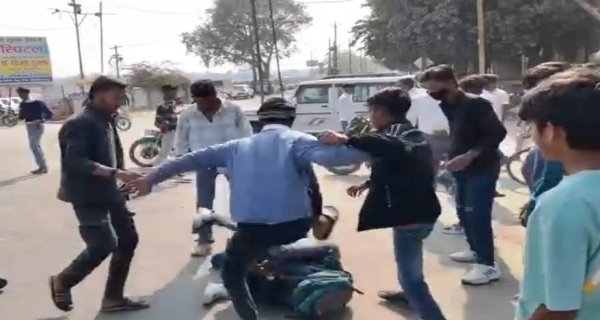कॉन्वेंट चौराहे पर 9वीं कक्षा के स्कूली छात्र से सरेराह बेदम मारपीट