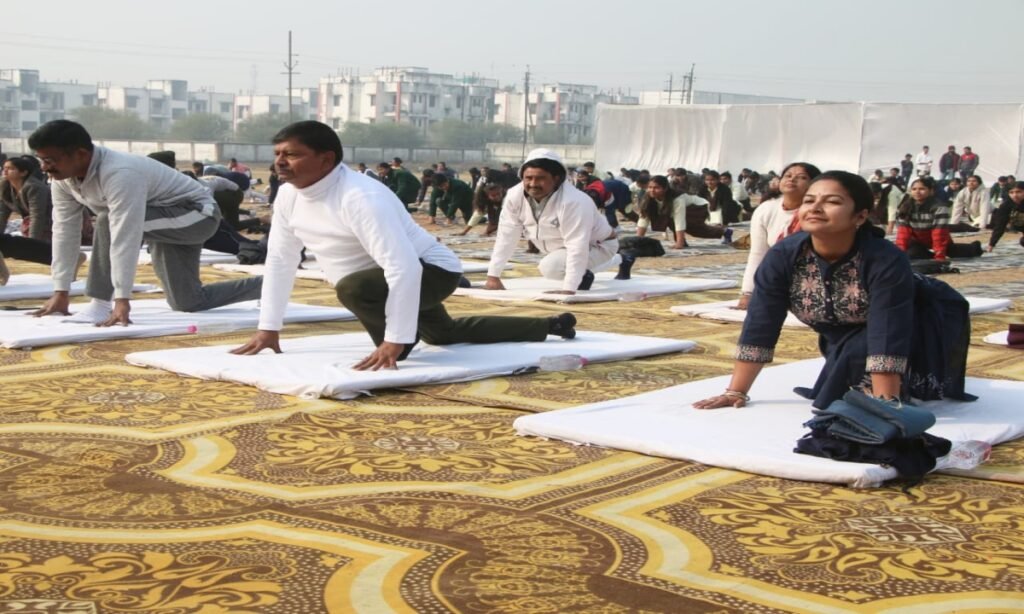 राष्ट्रीय युवा दिवस पर मैहर में किया गया सामूहिक सूर्य नमस्कार