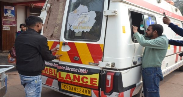 अस्पताल की दहलीज पर जाम हो गया एंबुलेंस का दरवाजा
