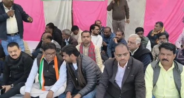 मनरेगा का नाम बदलने, गंदा पानी पीने से हो रही मौतों पर आक्रोष