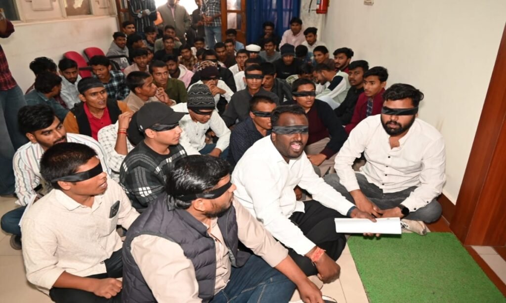 आंखों में काली पट्टी बांधकर जेएनकेविवि में एनएसयूआई ने किया प्रदर्शन