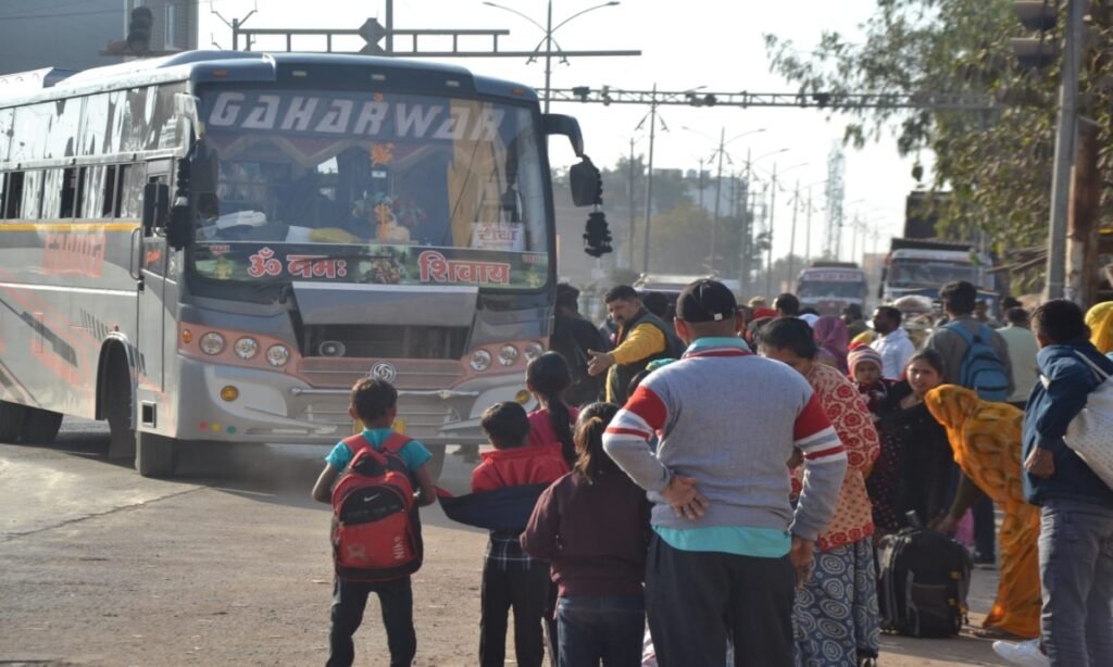 आईएसबीटी से पहले ही सौदेबाजी, ऑटो और बस चालकों की मनमानी जारी