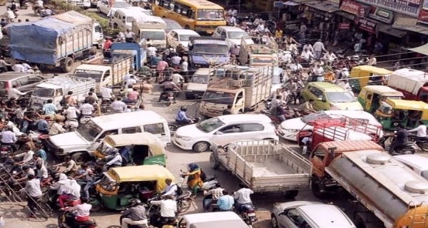 बढ़ते वाहन, खस्ताहाल सड़कें, अव्यवस्थित पार्किंग से यातायात व्यवस्था चरमराई