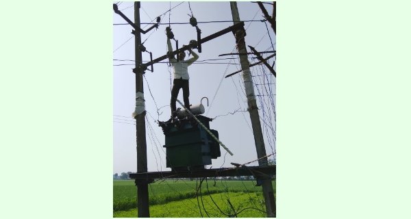 बिजली विभाग का शिकंजा: 36 ट्रांसफार्मर से काटी बिजली