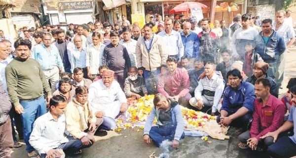 भागीरथपुरा में दूषित पानी से मौत का आरोप, शव रखकर परिजनों का प्रदर्शन