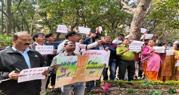 नापतोल विभाग के कर्मचारियों का प्रदर्शन, लगाया पेड़ बचाओ का नारा