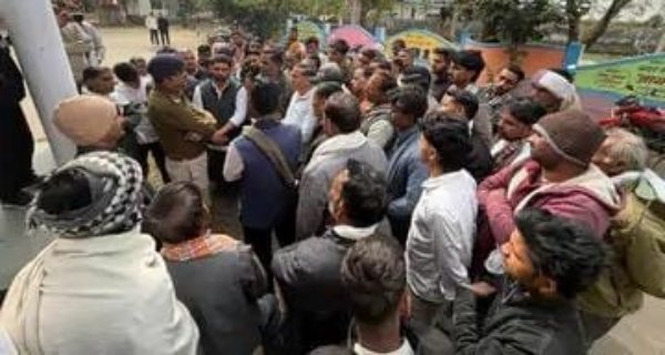 चोरी की घटनाओं से ग्रामीण आक्रोशित, एसपी कार्यालय घेरा