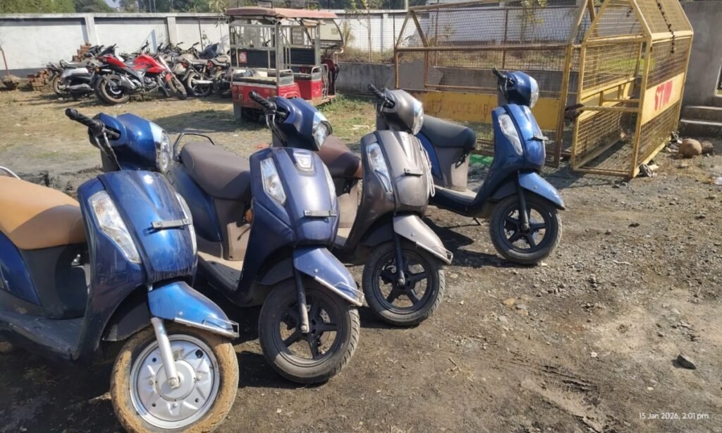 चार चोरों से साढ़े तीन लाख की चार मोपेड जब्त