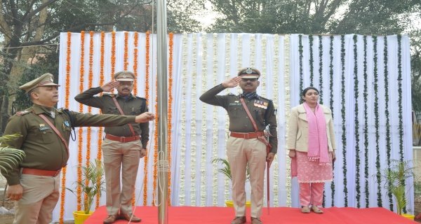 गणतंत्र दिवस पर एसएसपी धर्मवीर सिंह ने किया ध्वजारोहण, पुलिस अधिकारियों-कर्मचारियों को दी शुभकामनाएँ
