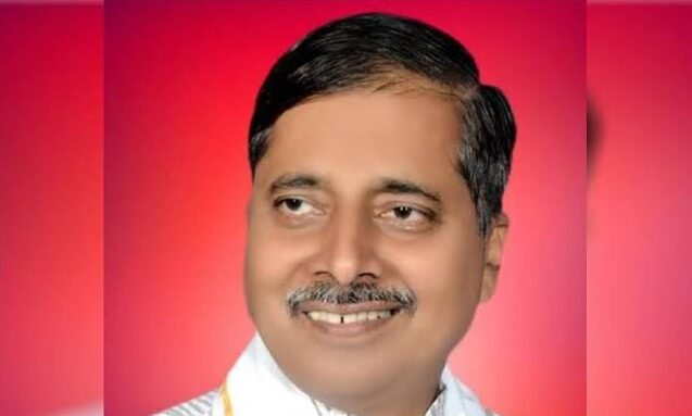 विवादित जमीन को लेकर धरने पर बैठे भाजपा विधायक