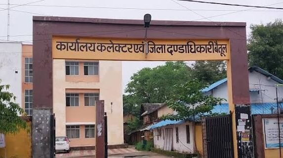 गर्भवती महिलाओं की अनदेखी: 3 सीएचओ की बर्खास्तगी की सिफारिश