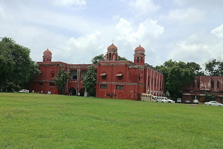 क्रिश्चियन कॉलेज जमीन मामले में प्रशासन ने कब्जे की कार्रवाई रोकी