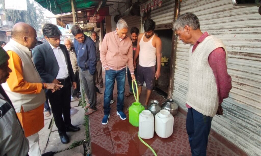 भागीरथपुरा दूषित जल मामला: ACS दुबे ने स्वयं जांची पानी की गुणवत्ता, उबालकर पानी पीने के निर्देश