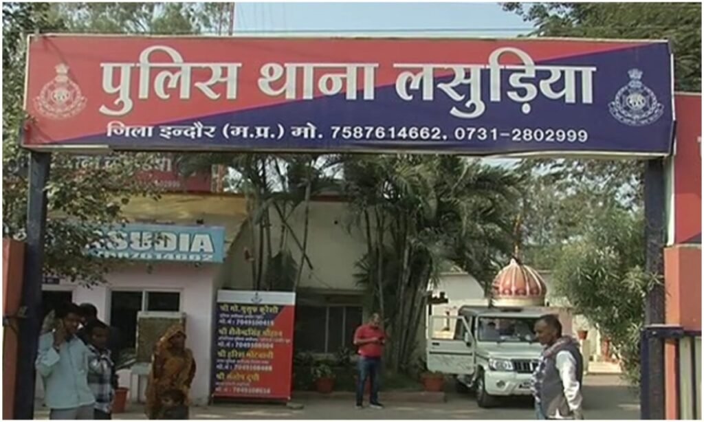 ट्रक की टक्कर से बाइक सवार युवक की मौत, साथ चल रही युवती गंभीर घायल