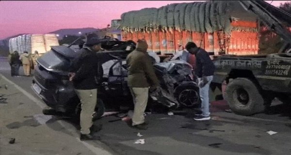 तेज रफ्तार कार ट्रक में घुसी, तीन की मौत, एक युवती गंभीर