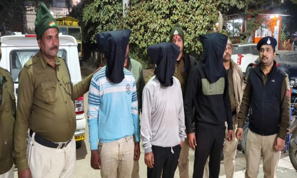चोरी व बुजुर्ग महिला को लहूलुहान करने वाले तीनों आरोपी माधवगढ़ के ही निकले