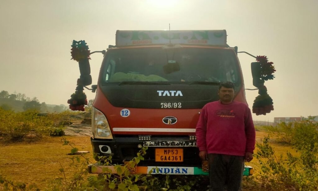 छोटे ट्रक में ठूंस ठूंस कर भरे गए थे 34 मवेशी