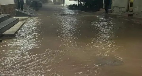 ग्वालियर में पानी की लाइन फटी, मकानों में आई दरारें