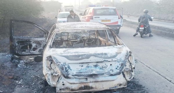 मोरवा के काटा मोड़ पर कार धू-धूकर जली, चालक की जान बची