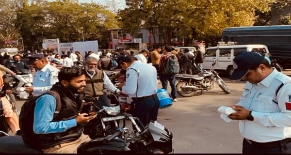 चालान बनाने में फुरसत मिले तो बदहाल यातायात पर ध्यान दें, जनता परेशान हो तो हो