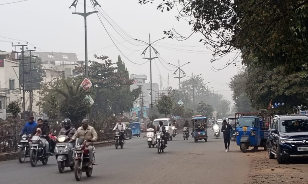 शीतलहर की चपेट में शहर, बादलों का डेरा, दिन चढ़ा, सूर्यदेव नहीं निकले