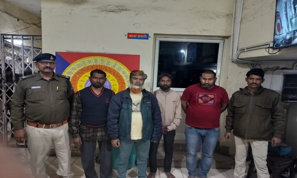 बुजुर्ग महिला डॉक्टर के नाम से लिया पौने दो करोड़ का लोन, 6 धराए