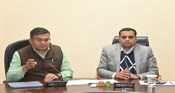 प्रत्येक घर में चालू स्थिति में नल कनेक्शन कराएं : कलेक्टर