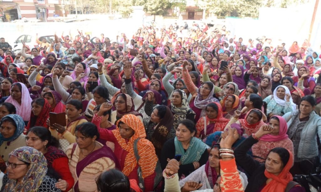 आशा कार्यकर्ताओं ने मुख्य चिकित्सा अधिकारी कार्यालय का किया घेराव