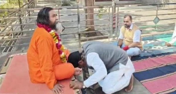 सांसद भारत सिंह ने आज ग्वालियर संसदीय क्षेत्र स्थित परमहंस आश्रम पहुंचकर पूजन किया