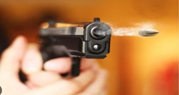 घर में घुसे गुंडे, चलाई गोली, एक घायल